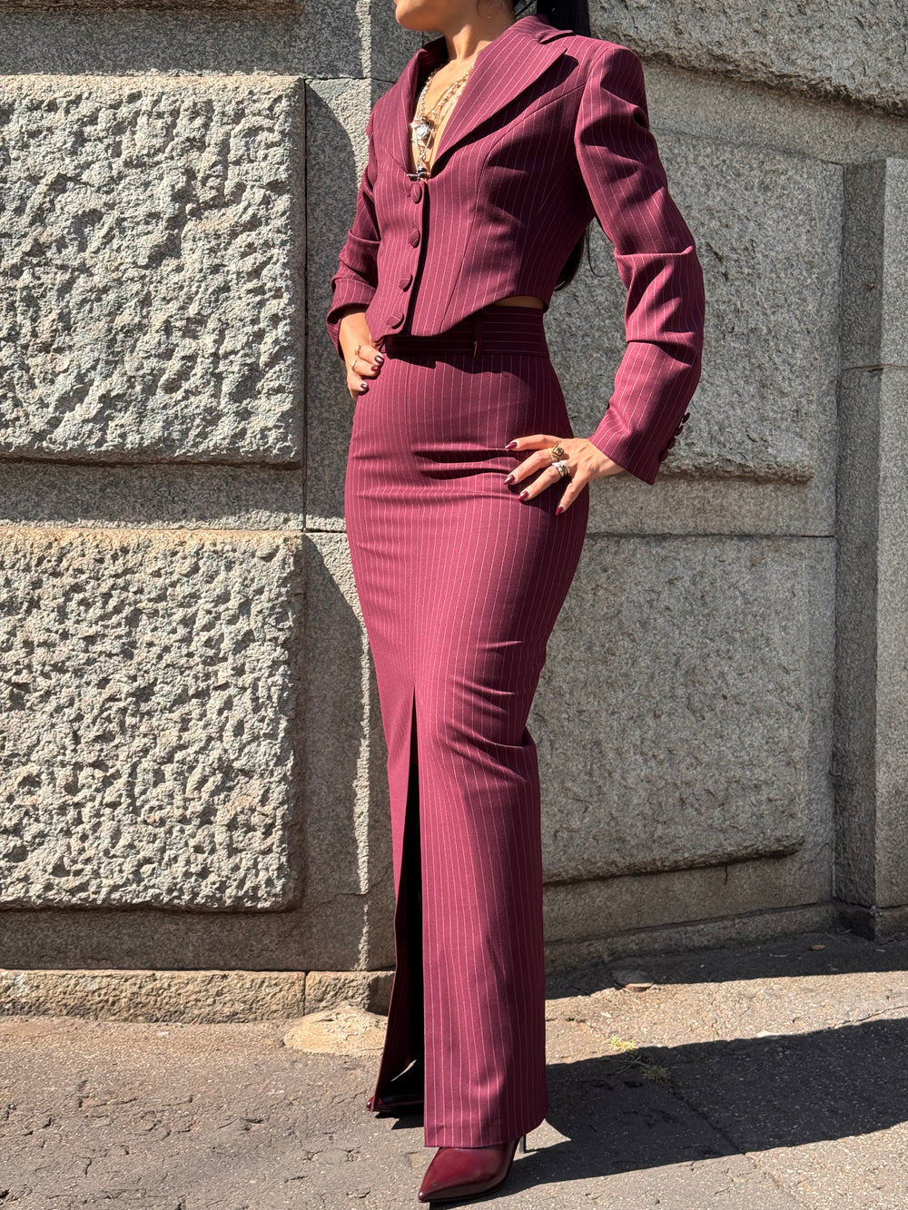 Tailleur melanzana gessato con cintura