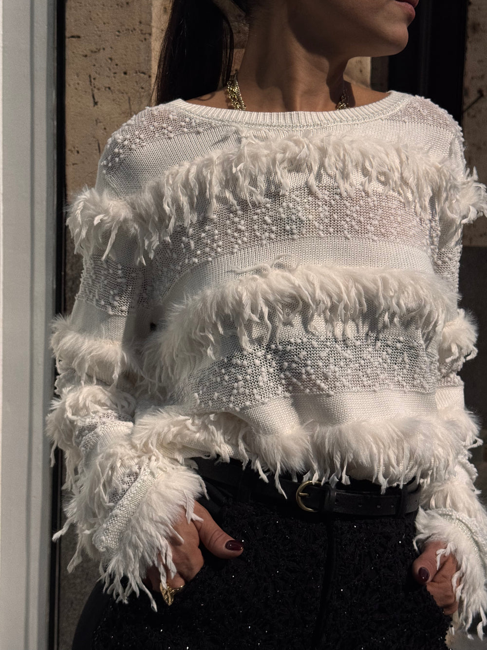 Maglione con piume e paillettes