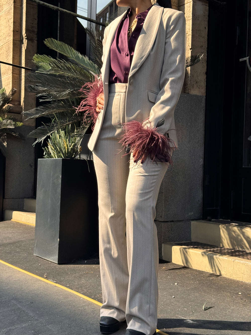 Tailleur beige con polsi in piume