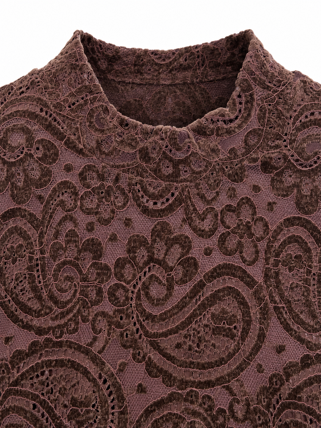 Dettaglio del collo e della texture scamosciata con motivi paisley