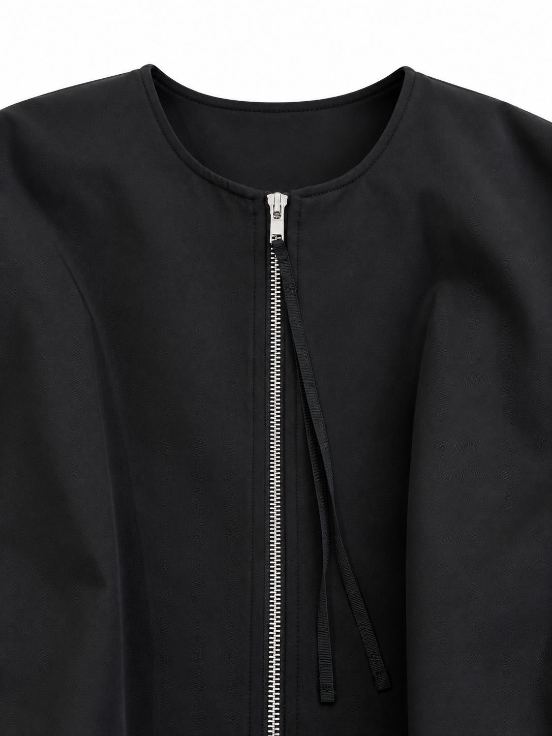 Dettaglio scollo tondo e zip argentata con tirazip a nastro