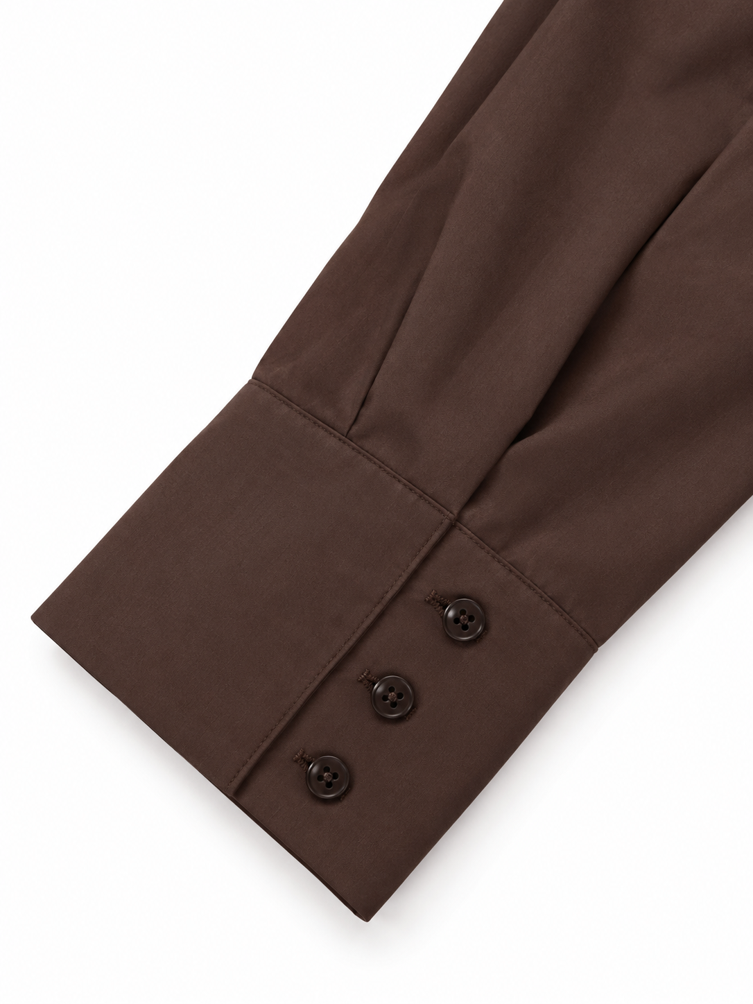 Camicia marrone in cotone con spalline imbottite: dettaglio polsino