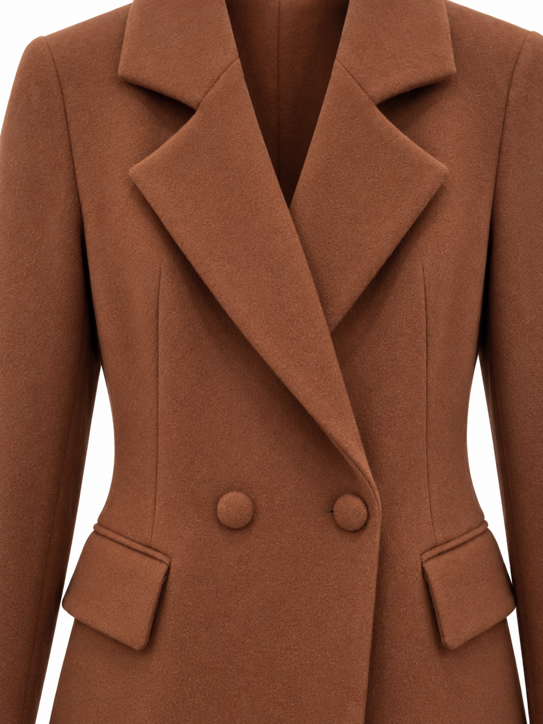 Cappotto lungo doppiopetto color mattone: dettaglio di rever e bottoni rivestiti