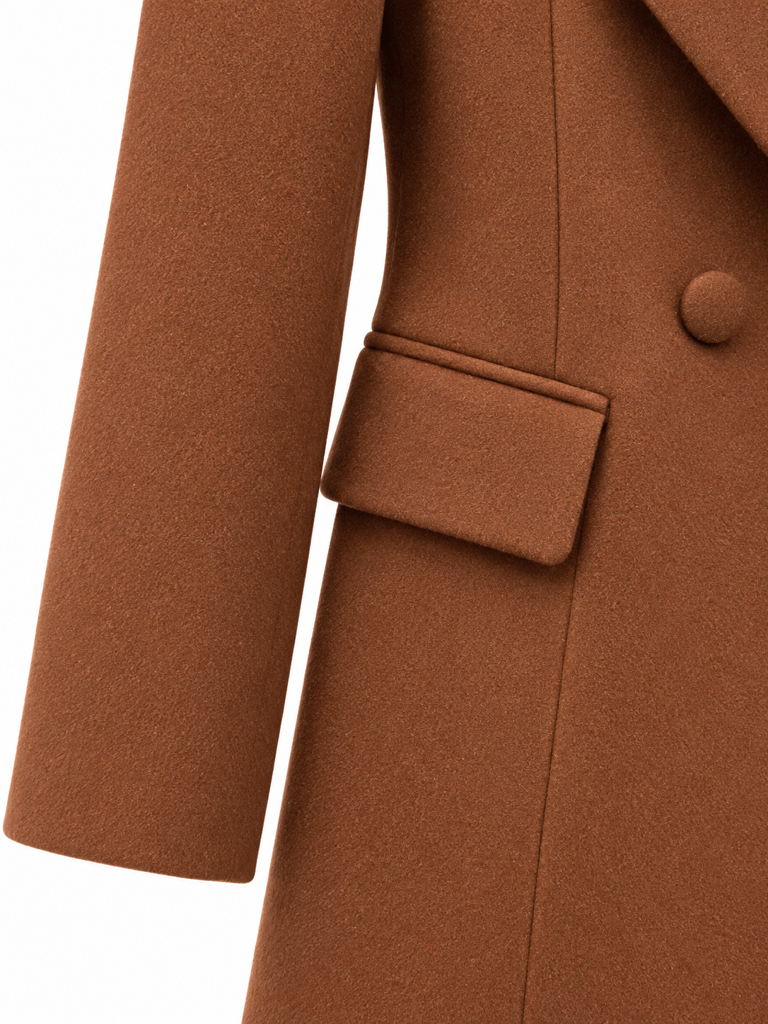 Cappotto lungo doppiopetto color mattone: dettaglio di tasca con patta e tessuto