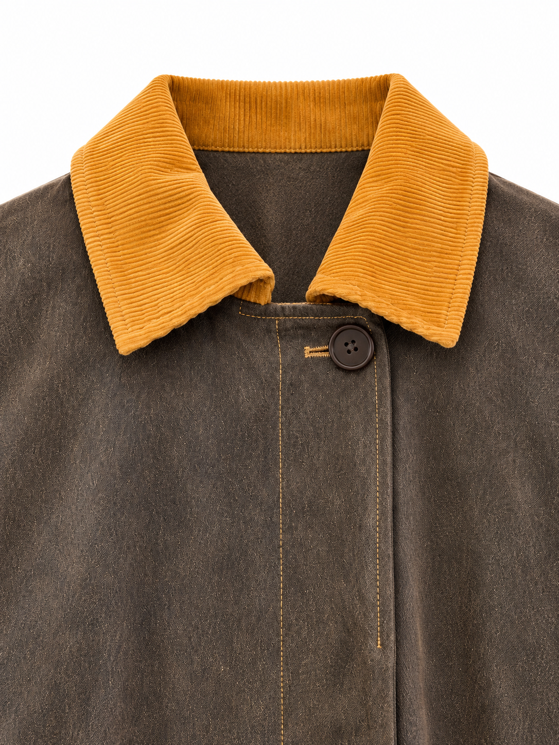 Cappotto lungo marrone con collo e polsini senape: dettaglio di collo in velluto a coste e bottone