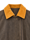 Cappotto lungo marrone con collo e polsini senape: dettaglio di collo in velluto a coste e bottone