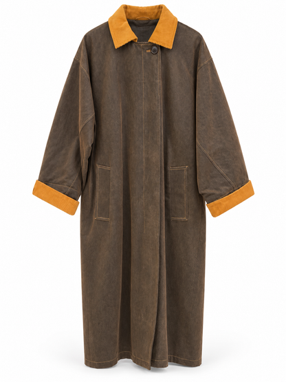 Cappotto lungo marrone con collo e polsini senape: vista frontale