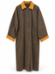 Cappotto lungo marrone con collo e polsini senape: vista frontale