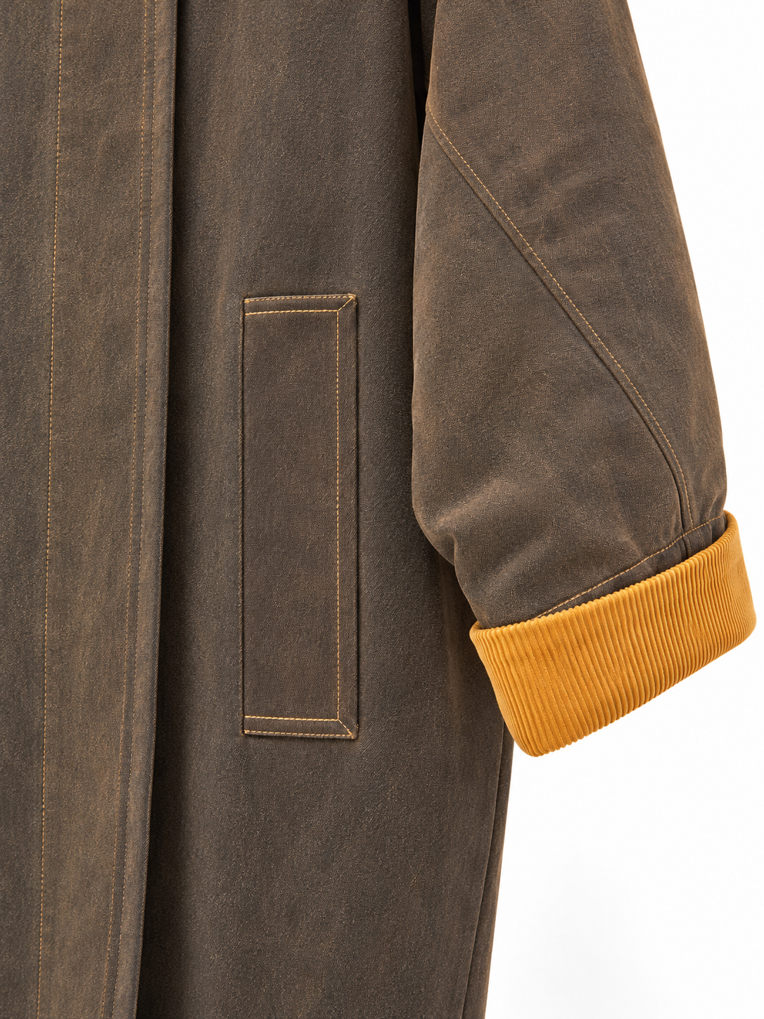 Cappotto lungo marrone con collo e polsini senape: dettaglio di tasca, impunture e polsino