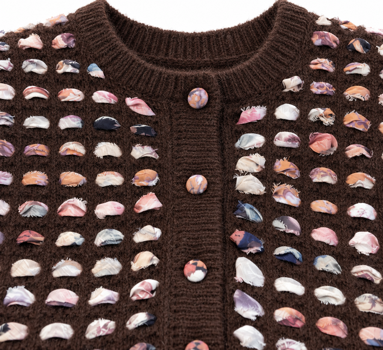 Cardigan marrone con nastri fantasia e frange – bottoni