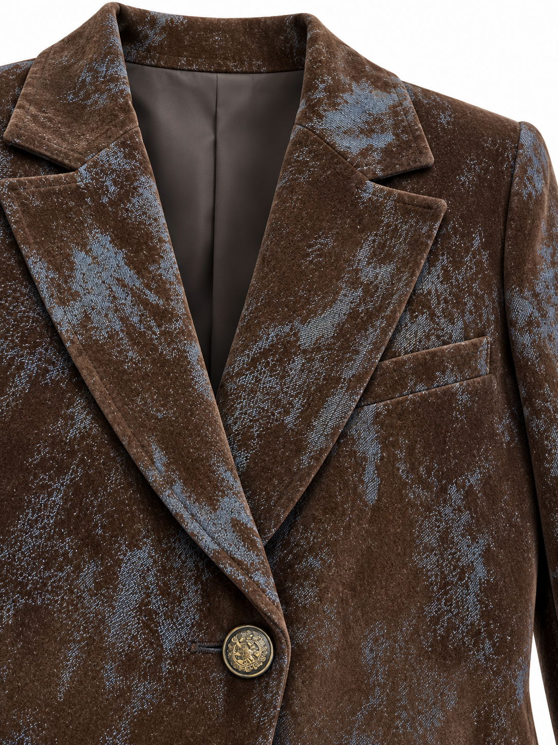 Giacca corta marrone con effetto velluto spalmato su base denim: dettaglio del tessuto, rever e bottone