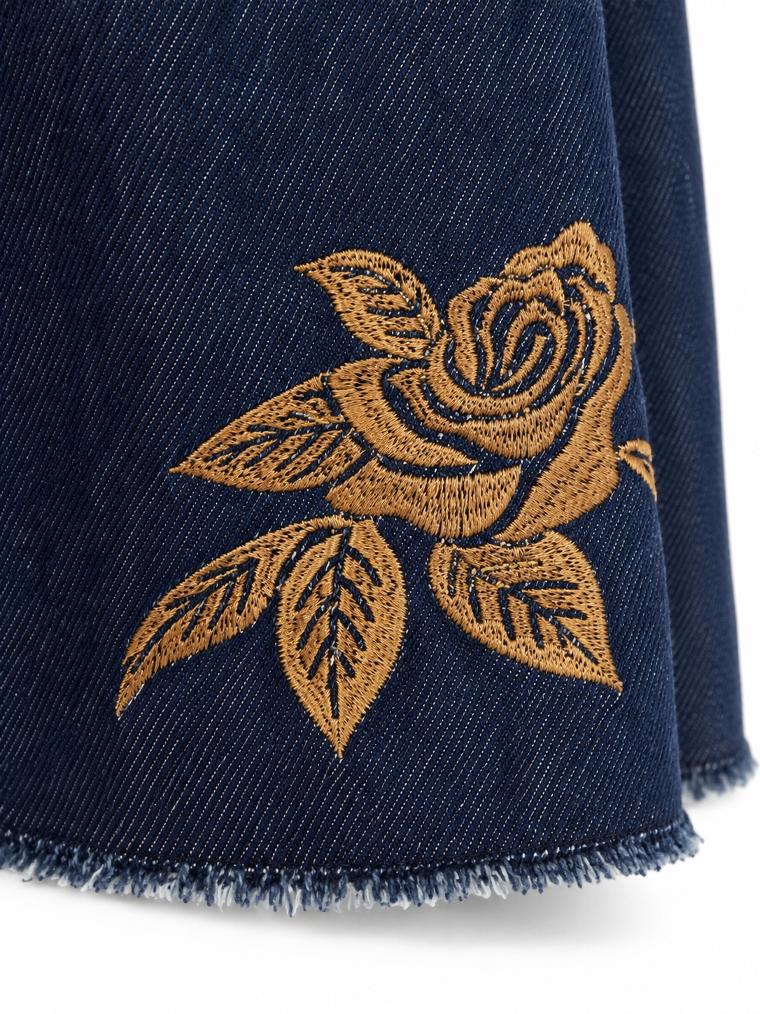 Gonna lunga in denim con bretelle e ricami – dettaglio 2