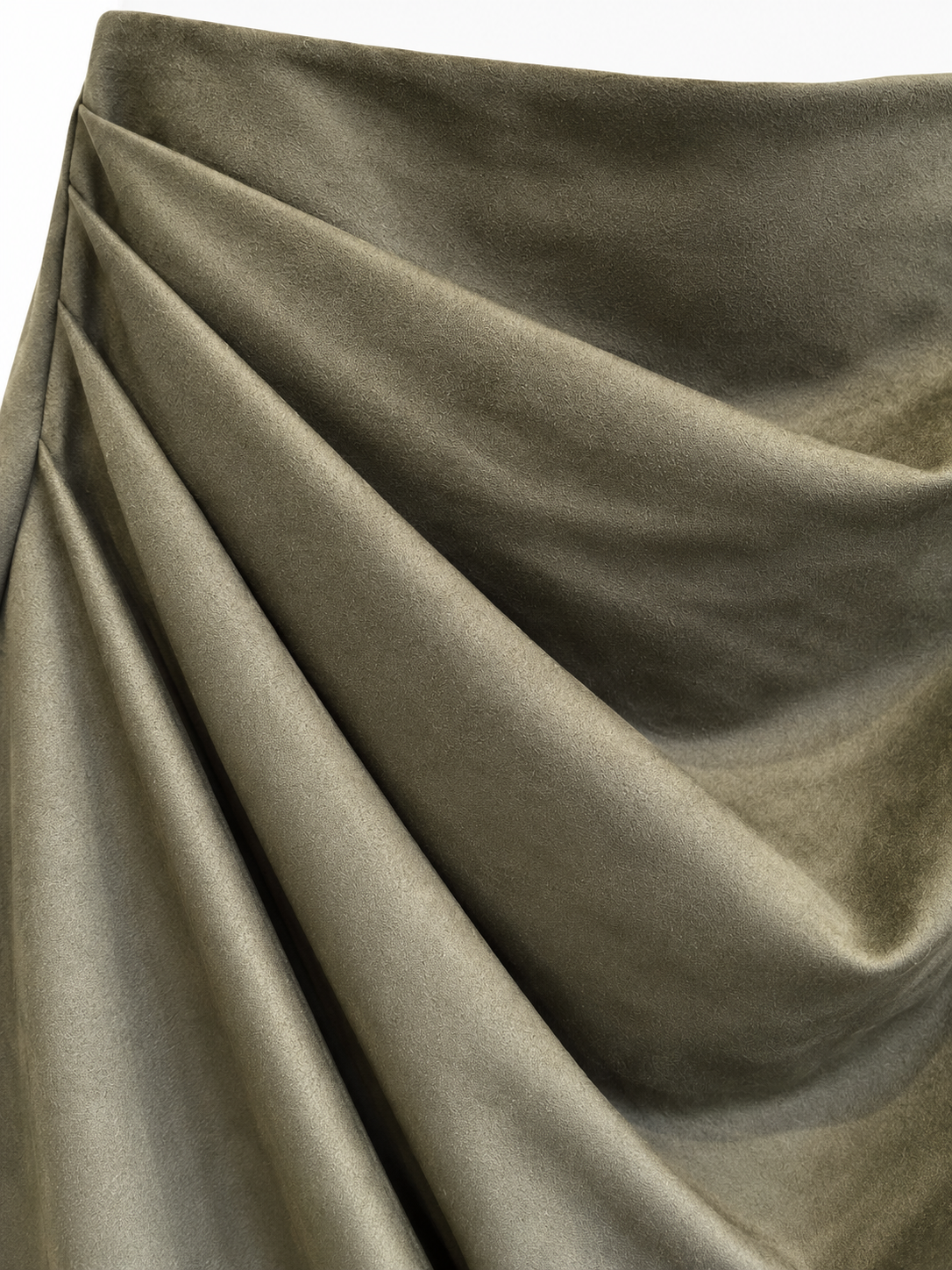 Dettaglio drappeggio e texture vellutata