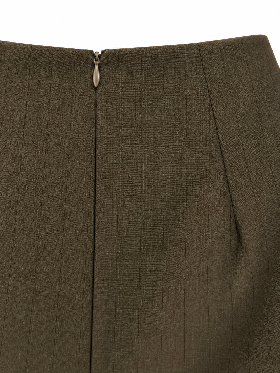 Dettaglio zip posteriore e pince