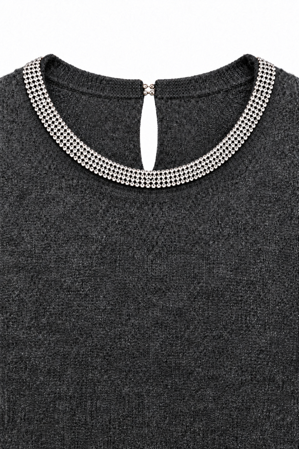 Dettaglio scollo in strass