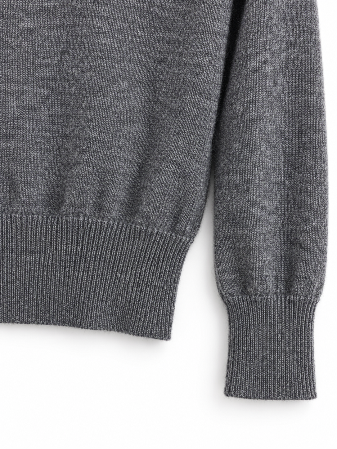 Maglione grigio in lana con spalle imbottite - Dettaglio fondo e polsino a coste