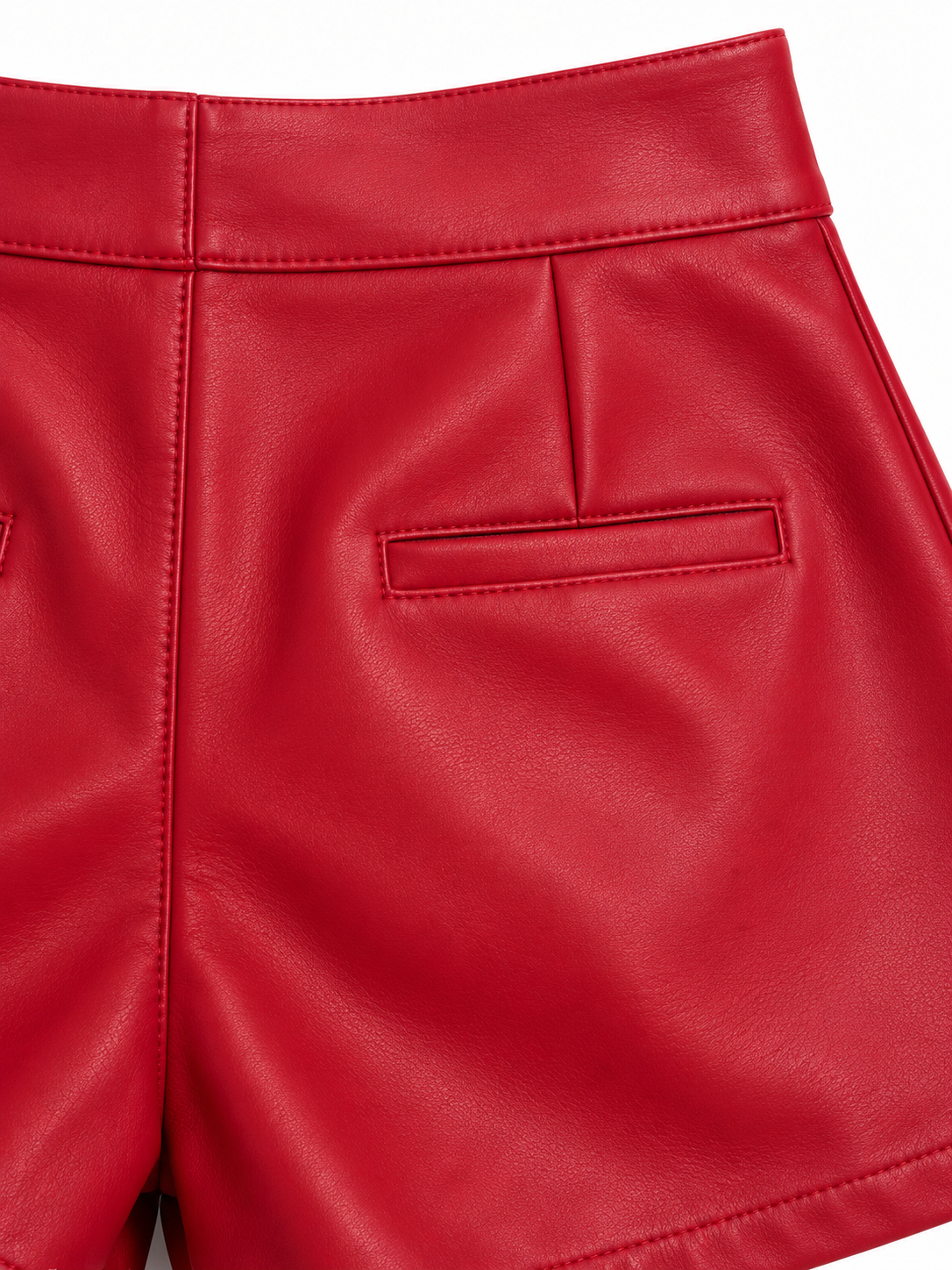 Shorts rossi in ecopelle a vita alta - Dettaglio tasca posteriore