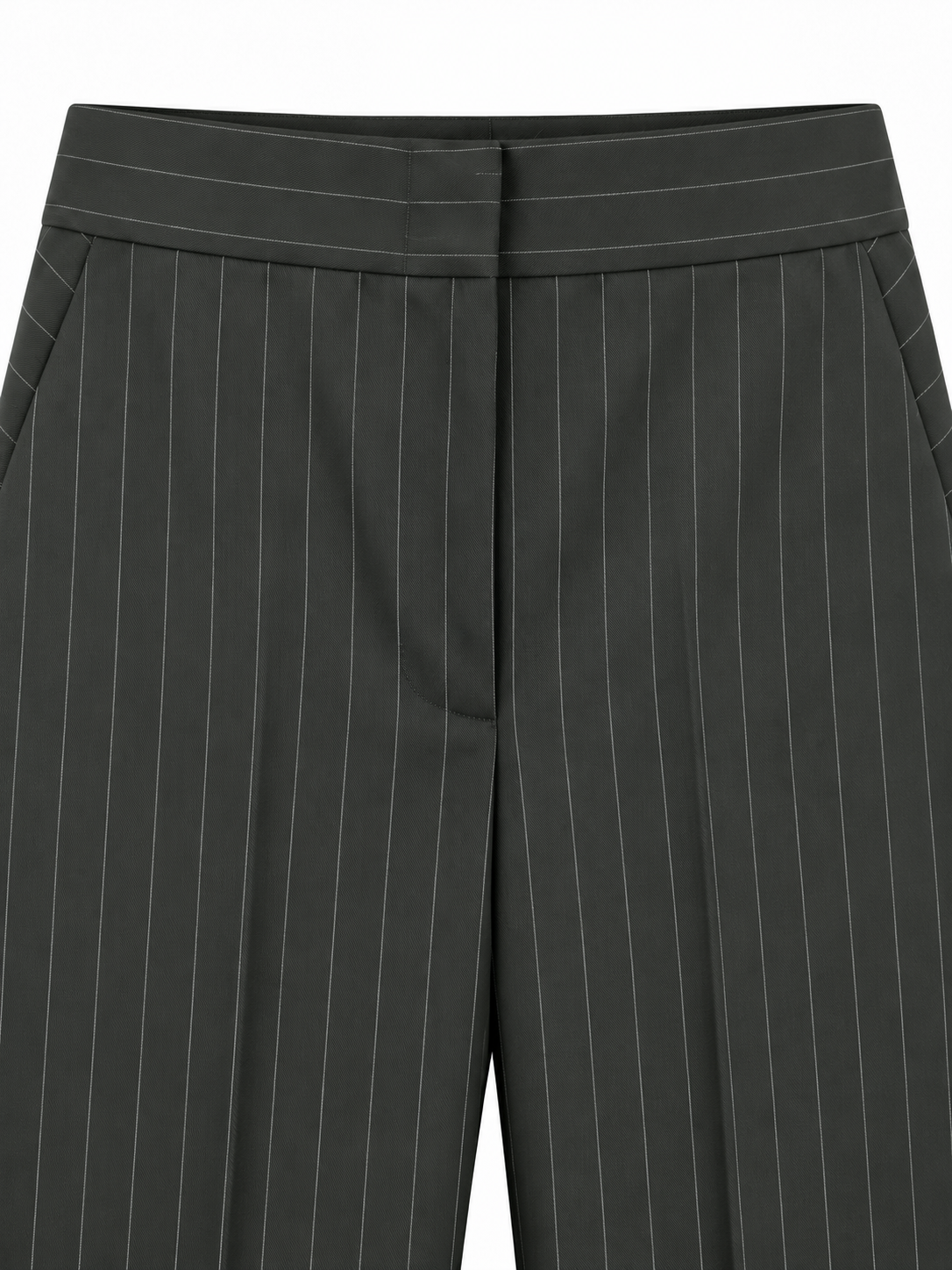 Dettaglio chiusura e punto vita pantaloni