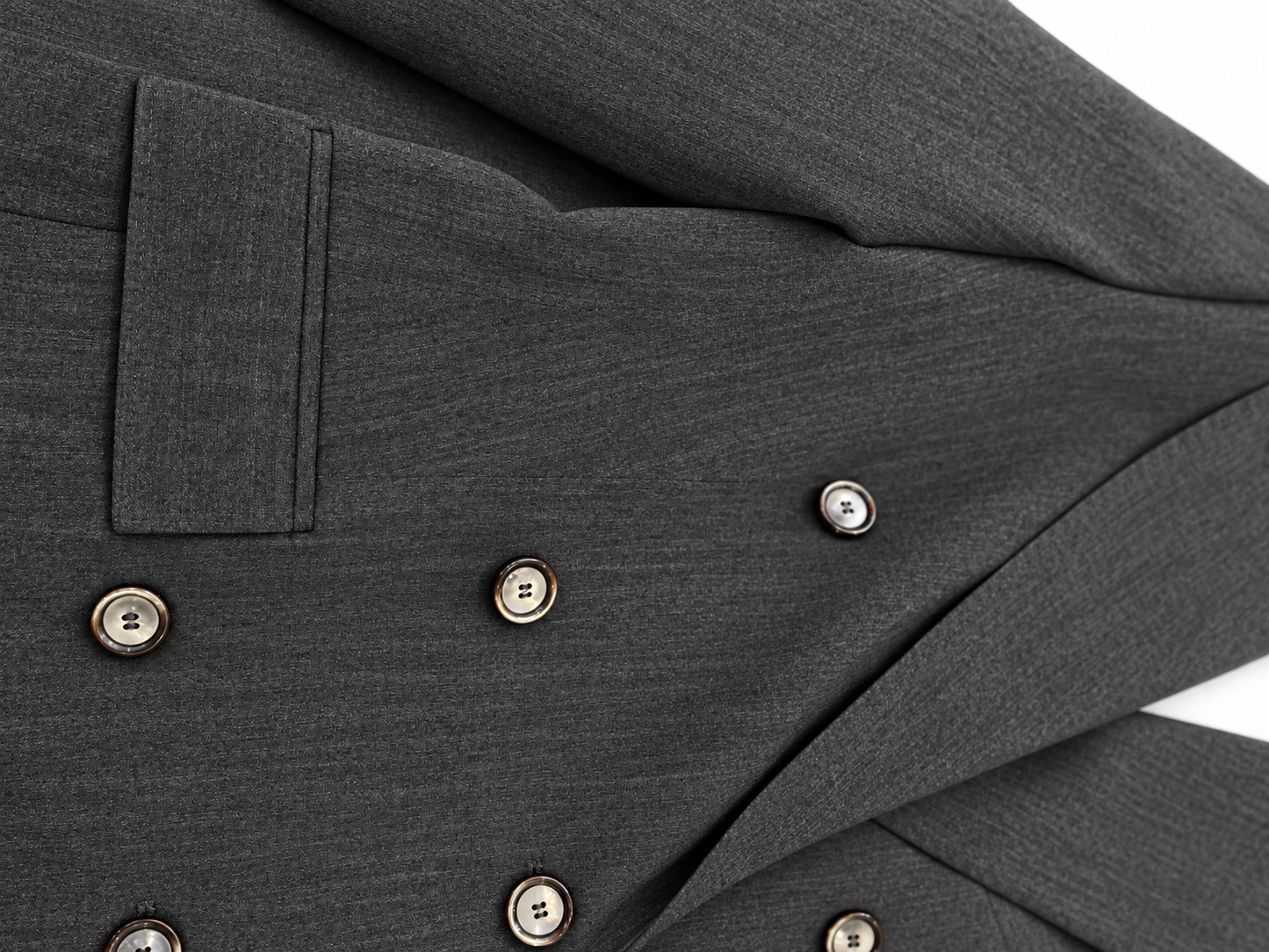Tailleur grigio mélange - Dettaglio bottoni e tasca giacca