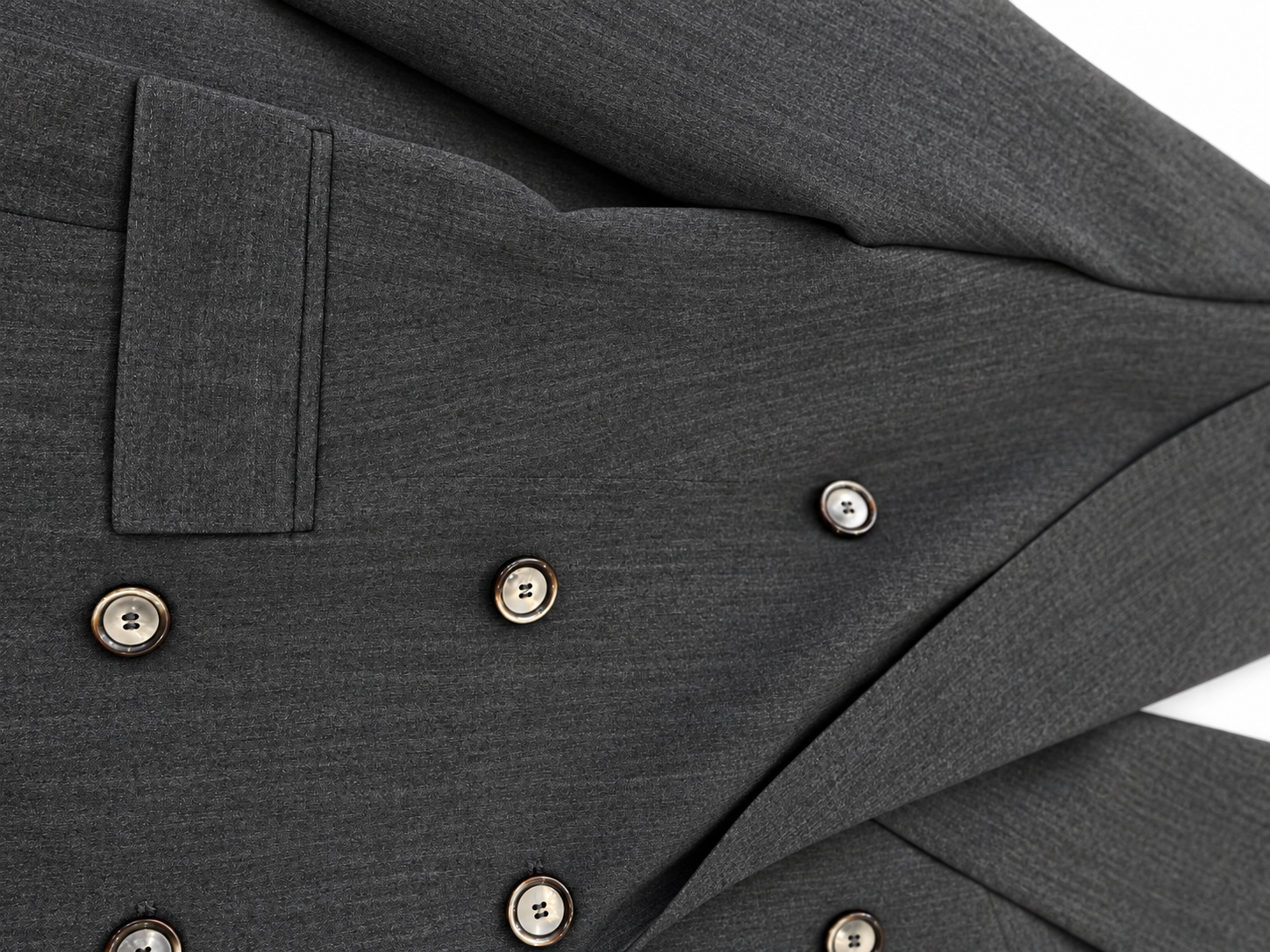 Tailleur grigio mélange - Dettaglio bottoni e tasca giacca